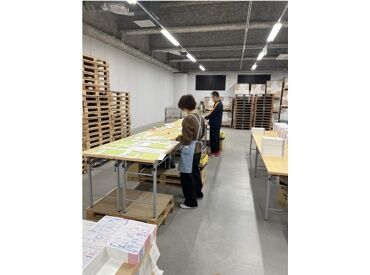 株式会社ステージ　浜島書店 千種配送センター 髪色・髪型自由！！ピアス&ネイルのアクセサリーもOK◎
自分らしいスタイルのままで働ける好条件★