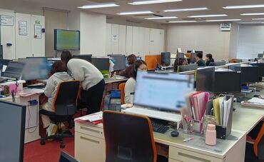 株式会社ヴァーナル 快適オフィスでの勤務!!
職場の雰囲気良好&商品購入義務もないので
仕事以外の余計な不安は一切なし♪
長く続けたい方必見です◎