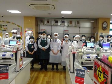 ラッキー 交野店 ＼定着率抜群♪／
学生・主婦・フリーターさん…幅広いスタッフが活躍中♪
家族みたいに仲良し・何でも相談できる職場です☆