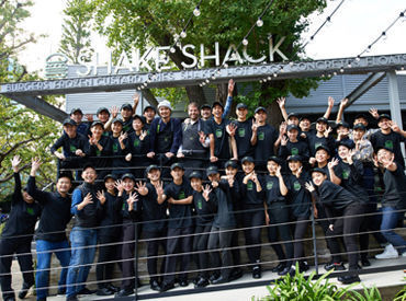 シェイク シャック 京都四条烏丸店 ★メンバーの仲の良さも魅力！
学生～主婦(夫)の方まで、年齢の壁はありません◎
一緒に"Shake Shack"体験をお届けしましょう！