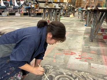 小物から迫力満点の大道具まで、
みんなで話し合いながら、作業を進めます！
"あ！テレビに映った！"ワクワクの瞬間がたくさん♪