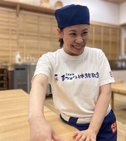 スタッフ全員で歌って踊って、うどん作りのサポートをします!