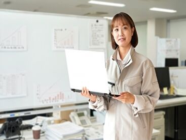 林エフテック株式会社 工場の事務＝狭い空間で働くのを想像するかと思いますが
リフォームしたばかりのキレイな執務室で働けます！空調完備で快適◎