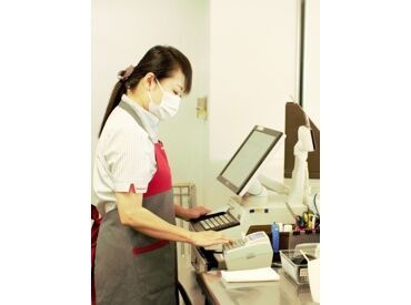 シダックスコントラクトフードサービス株式会社　※勤務地：企業本社食堂（東京都港区東新橋）/309180 未経験・ブランクのある方も歓迎！
20代~シニアまで幅広い年代の方が活躍中◎