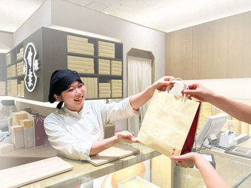銀座甘楽 GRANSTA（グランスタ）店 一番人気は看板商品の"豆大福"。
北海道の契約農園直送の小豆を炊いています。
この美味しさをお客さまへ♪