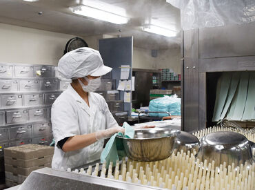 披露宴やレストランの食器や鍋を洗って食洗機にかけて拭き上げ！
モクモク・コツコツと作業できるお仕事です◎