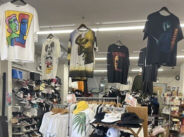 レプトン　府中店　古着コーナー ＼初バイトさんも大歓迎♪／
先輩たちみんなでサポートします！
服の畳み方などイチからお教えするのでご安心ください◎