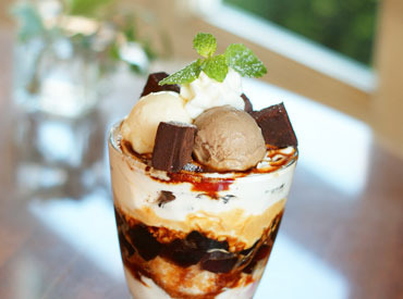 落ち着いた雰囲気の店内では
種類豊富なメニュー・サラダバー・デザートなど
色々なメニューが楽しめるんです！