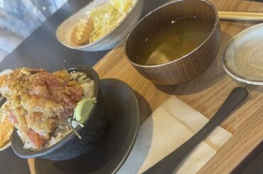 海鮮食堂KUTTA 魚介・水産加工品を扱う
卸売り市場内のオシャレな食堂にてホール業務♪
人気店の美味しいご飯がまかないで食べられる！