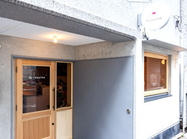 総武線「水道橋」より徒歩2分♪
大変通いやすい立地です。