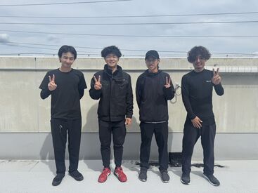 写真のスタッフは男性しかいませんが、
女性や60代のシニア世代も活躍しています◎