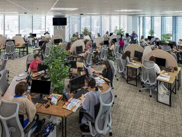 8割の先輩が未経験スタート
学生さんが多いので、
サークルのような明るい雰囲気です
新しい友達もできるかも！
