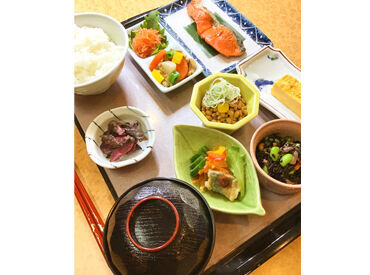 難しい調理は一切ナシ！
ご飯を炊いたり盛り付けるだけのシンプル作業だから
調理未経験でのスタートでも安心です！