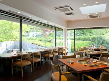 ＜グループ全店で使えるお得な社割有!!＞人気焼肉店の週末限定スタッフを大募集！高時給で効率よく稼げます♪交通費支給も有◎