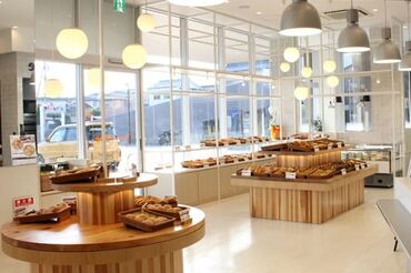 ブゥランジェリィ・アペ　フジ安城寺店 パン屋さんで働いてみませんか?
パンの並べ方もこだわる♪そんな工夫も楽しい◎