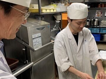 四季自然喰処たちばな　ヒルトンプラザ イースト店 学生さん、主婦(夫)さん、フリーターさん
男女問わず様々な年齢層のスタッフが
活躍してくれています◎