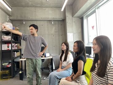 駅から徒歩5分の好立地！
髪型やネイルも自由なので、
おしゃれも楽しめます◎
楽しく働ける環境が揃っています！