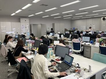 明るく広々した執務室はとても働きやすい環境です◎
執務室からは社屋近郊が一望でき、仕事の合間にリフレッシュ！