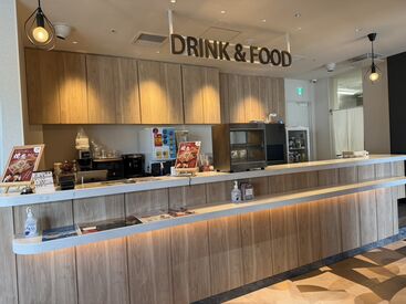 よしもと道頓堀シアターカフェ フードコートスタイルでカウンター内でのお仕事！
よしもとの公園シアターのお客様がほとんど♪
忙しいのは開演前の30分程度☆