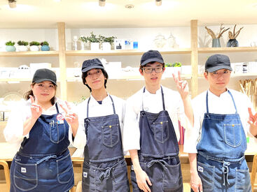 ジーンズ生地のエプロン×キャップのかわいい制服♪
スタッフは学生～主婦さんまで幅広い世代がいるので安心して応募下さい◎
