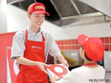 ＜経験・年齢・スキル不問！＞
アルバイトデビューの学生さんも大歓迎！
丁寧な研修で全力サポートするのでご安心ください◎