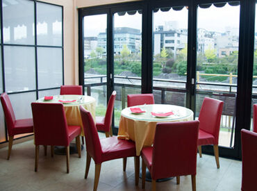 「一人ではじめるのは不安…」
そんな方は友達と一緒の応募も歓迎です◎
楽しく働いてくれることが1番★