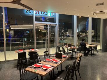 横浜みなとみらいの絶景を望む、
ガラス張りの店内で気持ちよく勤務♪
駅直結でラクラク出勤
経験問わずチャレンジできる環境◎