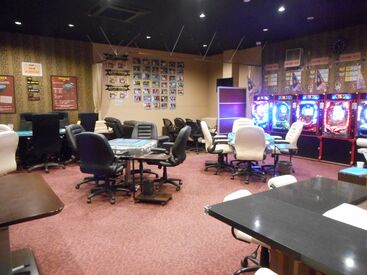 ≪衣装も本場カジノ風♪≫
・女性は民族衣装風のかわいい制服
・男性はベスト＆スラックスでカジノ風