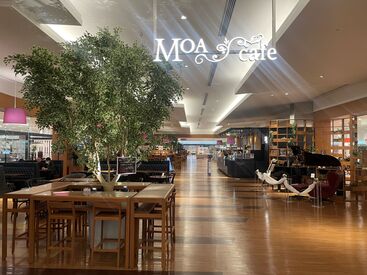 東京インテリア家具　大阪本店 カフェ店内は広々スペース♪
カウンターでの受け渡しなのでホール内を回ることはありません♪
落ち着いた空間で働けます！