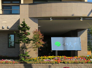 サービス付き高齢者向け住宅かえで 札沼線 あいの里教育大駅から、徒歩3分の駅チカ！
無料駐車場もあるので、車通勤も可能です◎
