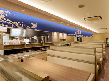 魚屋の寿し　回転　魚錠　星が丘テラス店 「初バイト不安…」って人こそ来てほしい！
高校生〜主婦（夫）さんまで
和気あいあいと活躍中！