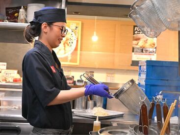 キッチン業務も実は簡単なオペレーション◎研修やマニュアルもあるのですぐに覚えられますよ♪
