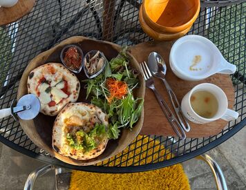 トレーラーcafe 銀色 名前の通り銀色のトレーラーが目印♪
季節ごとのメニューやイベントを企画しているため、働いているスタッフも楽しめます！
