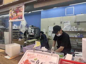 働きやすい職場環境で
さまざまな世代のスタッフさんが活躍中★
年齢層も幅広いため
どの世代の方でもなじみやすいですよ♪