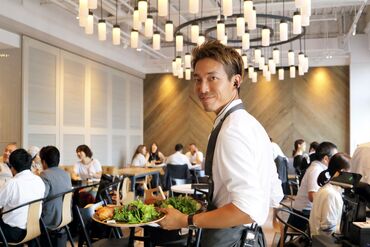 お昼から夜まで営業しており、
シフトの時間帯も幅広いため
スキマ時間を有効活用◎
特にディナータイムに入れる方は歓迎です!