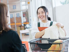夕方や日祝は時給アップ！
学校終わりや休みの日に働きやすい午後シフト◎
曜日固定や出勤日数はご相談くださいね♪