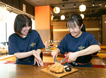 ＼いらっしゃいませ♪／
まずは笑顔でお客様をお出迎え☆
飲食バイトが初めての方も
当店で無理なくSTART★