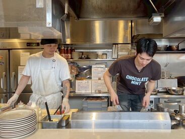 SNS映えするLA風のオシャレな店内♪
駅徒歩2分の好立地で
通いやすさも抜群です！