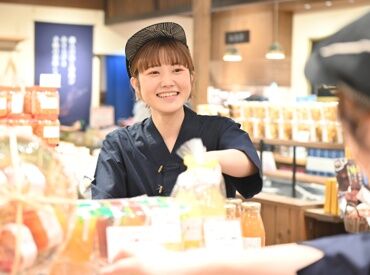 久世福商店　イオンモール沖縄ライカム店 はじめは元気に
「いらっしゃいませ！」が言えればOK。
たくさんの仲間と一緒に協力しながら
ニコニコ笑顔でお仕事しましょう！