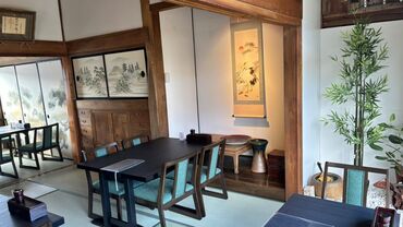 \100年の時を刻む古民家 /
石臼で丁寧に挽いた自家製二八蕎麦をご提供
ノスタルジックな空間で働く