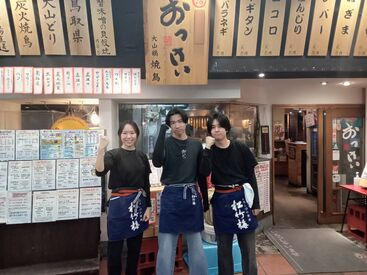 炭焼おっけい 南大沢本店 休憩時間に"新メニュー候補"をパクリ(笑)みんなお店で出会った仲だけど、スタッフはこ～んなに仲良しです★
