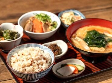 牛煮炊きとおばんざい ちいやん ★★四ツ橋線「肥後橋駅」すぐ★★
メニュー数は多くないので未経験でも安心◎
2・3日でスグ覚えられちゃいます！