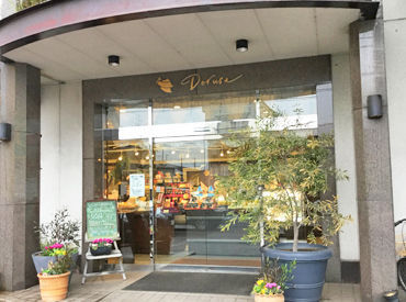 外観もとっても素敵♪
店内のショーケースには
かわいいスイーツが立ち並んでます☆