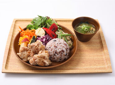 「1/2日分の野菜を取る」をコンセプト*
兵庫初出店の話題のお店で働きませんか?
応募時の履歴書は不要です◎