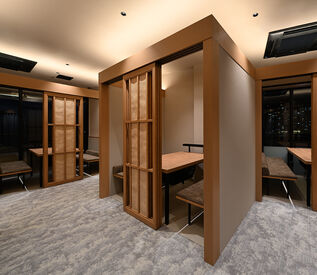 オシャレでオーシャンブルーを眺められる、
最高のロケーションです!