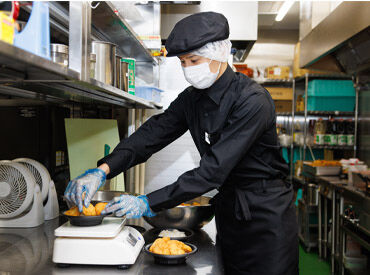 馳走菜　八ヶ崎店 業務スーパー内のお惣菜屋でのお仕事♪
裏方メインの作業なので
接客に自信がない方も大歓迎◎