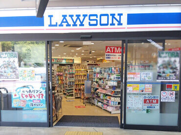 ローソンHA　阪神尼崎店【24】 制服はトップスだけ！上からサッと着るだけなので、
出勤したら即準備OK！
ほぼ私服の状態で働けちゃいます♪