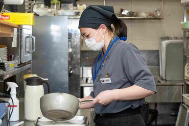 ★車・バイク・自転車通勤OK！
◆無料の駐車場あり！