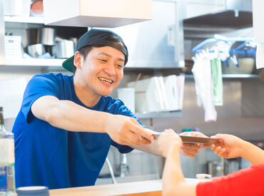 串カツ田中　藤崎店【5315】 ＼店舗を一緒に盛り上げよう～！／
まずは「いらっしゃいませ！」の挨拶から♪
たくさんの仲間と一緒に協力しながら働けます！