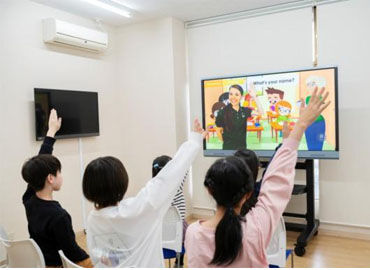 グローバルLIVE英会話 スクエア東京校 ★オンライン講師募集★
子どもたちの様子に合わせて
ネイティブ講師の会話を翻訳したり
英語でお話しする手助けをします♪